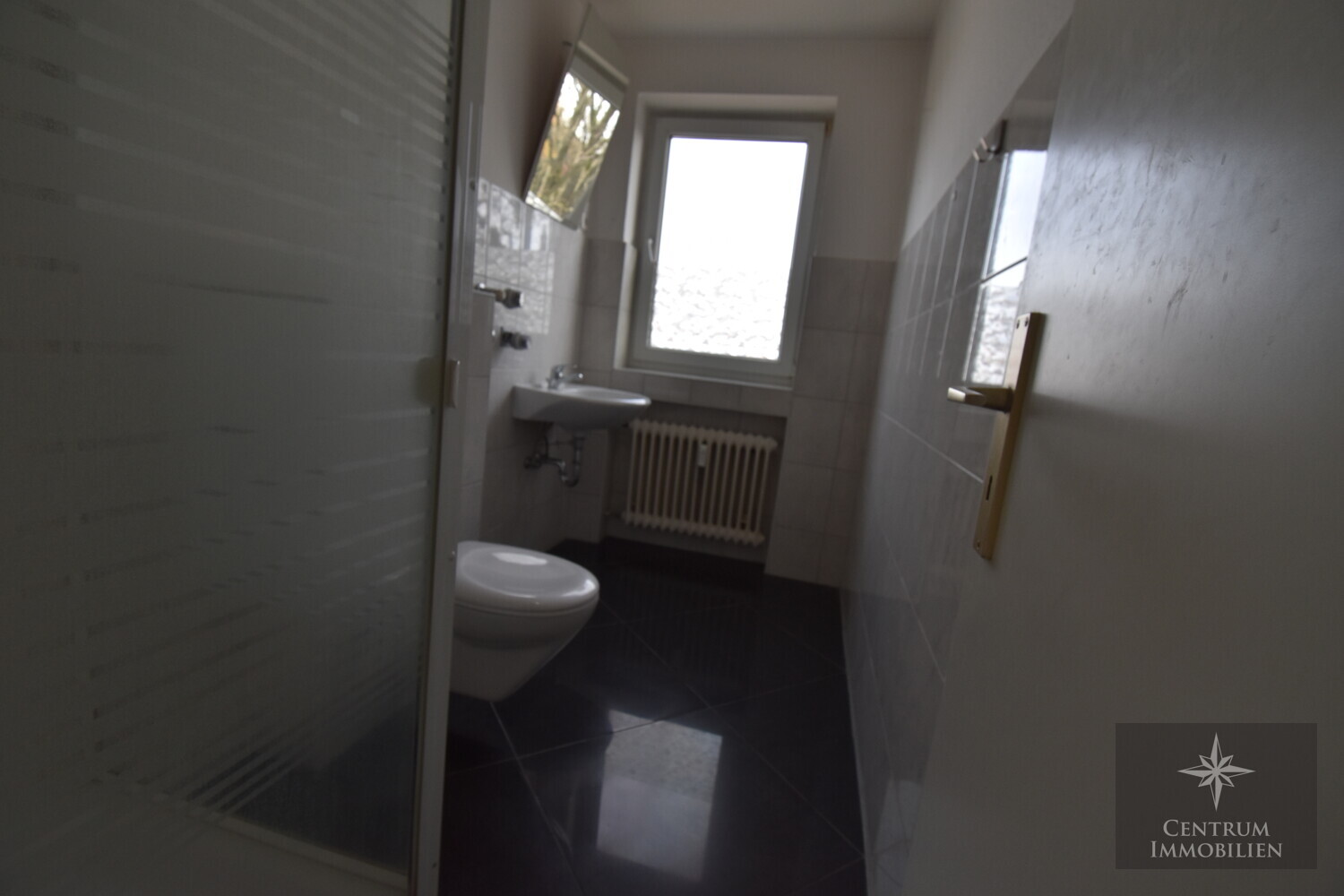 Bad - Leerstehende 3-Zimmer-Wohnung mit guter Aufteilung in Frankfurt-Fechenheim