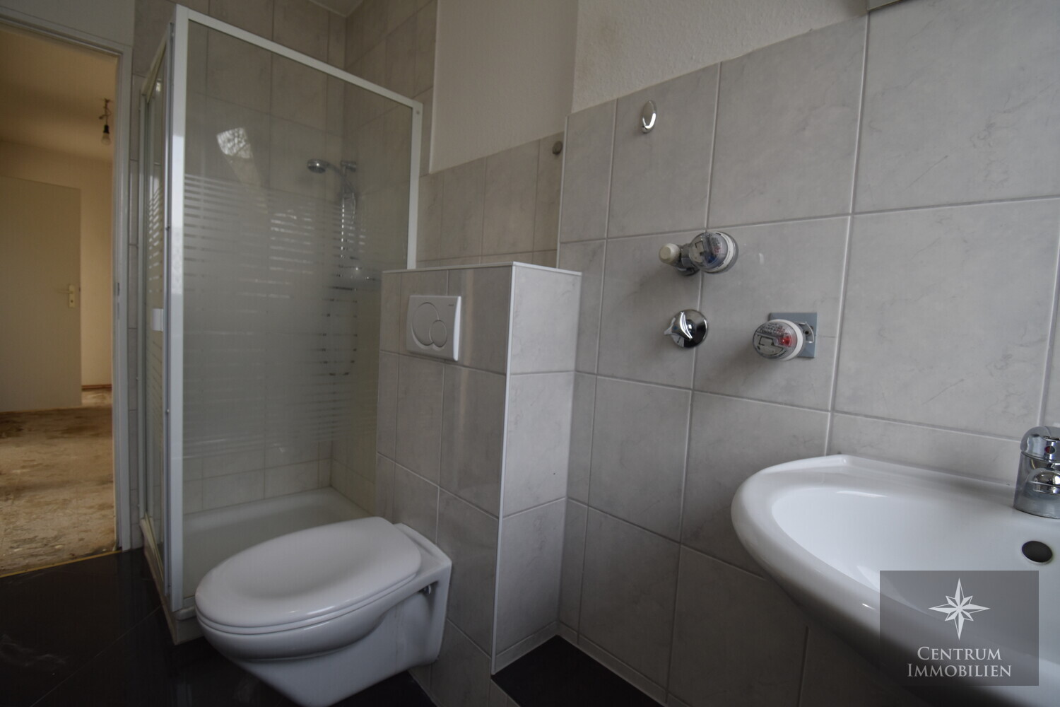 Bad - Leerstehende 3-Zimmer-Wohnung mit guter Aufteilung in Frankfurt-Fechenheim