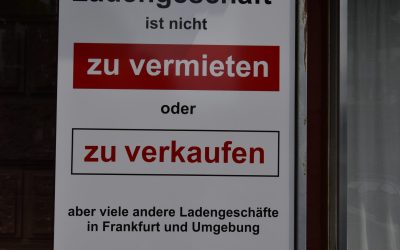 Schild zu vermieten oder zu verkaufen für Ladenflächen und Gewerbeimmobilien
