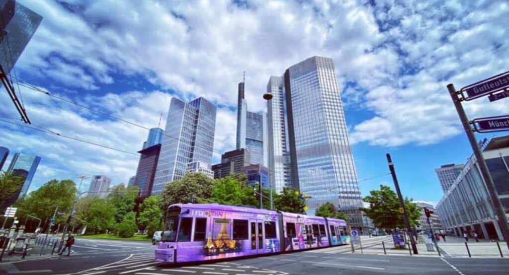 Frankfurter Skyline mit Straßenbahn im Bankenviertel als Immobilienstandort