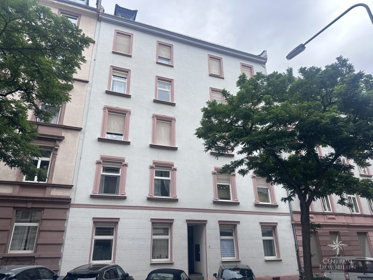 Renovierte 2-Zimmer-Dachgeschosswohnung in zentraler Lage