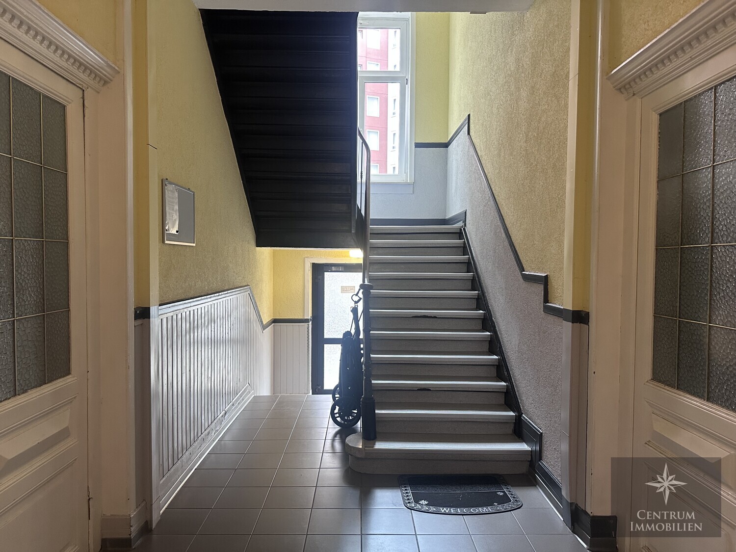 Treppenhaus - Renovierte 2-Zimmer-Dachgeschosswohnung in zentraler Lage