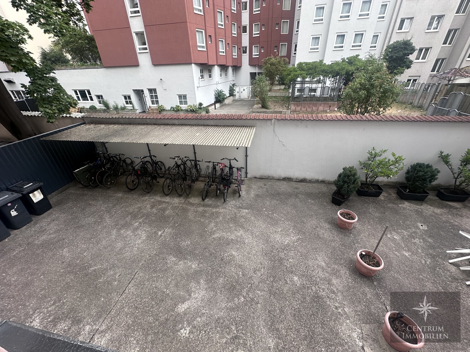 Hinterhof - Renovierte 2-Zimmer-Dachgeschosswohnung in zentraler Lage