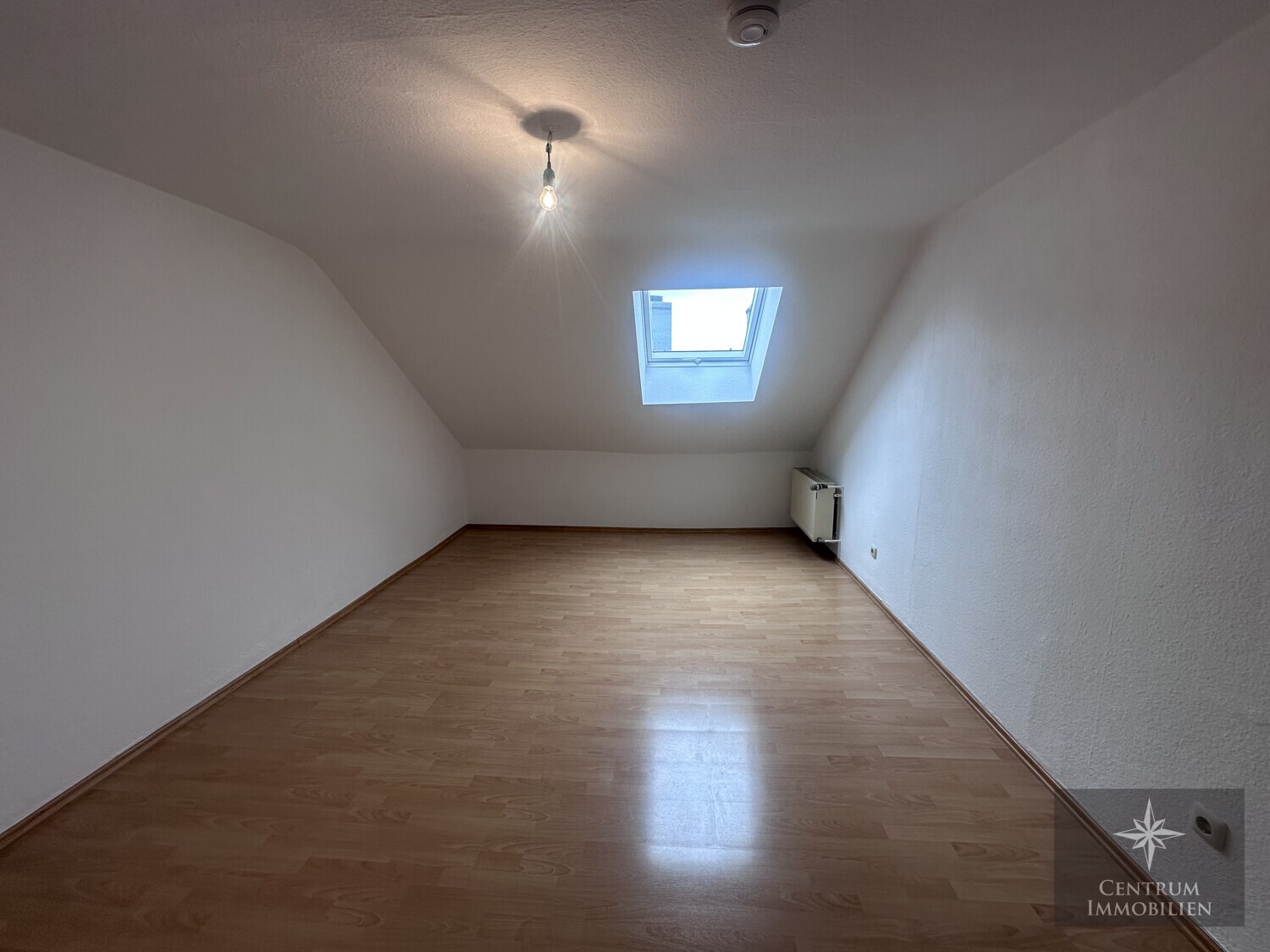 Zimmer 1 - Renovierte 2-Zimmer-Dachgeschosswohnung in zentraler Lage