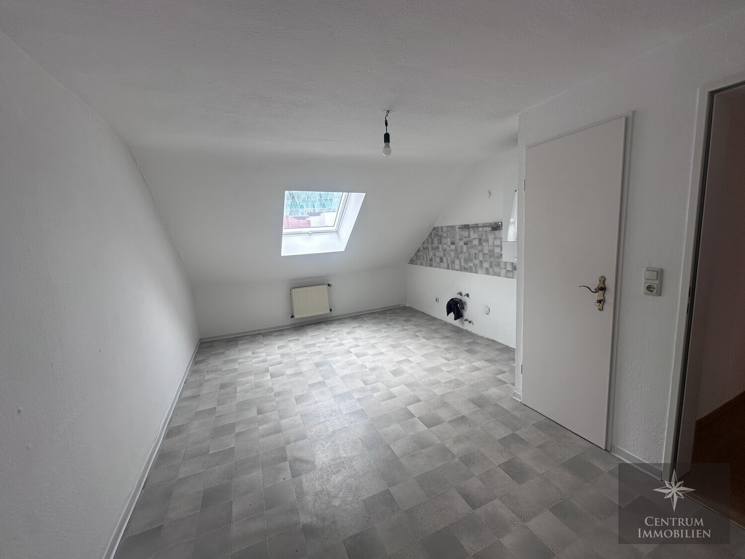 Wohnküche - Renovierte 2-Zimmer-Dachgeschosswohnung in zentraler Lage