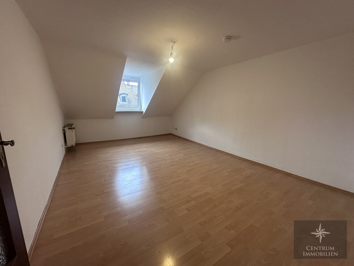 Zimmer 2 - Renovierte 2-Zimmer-Dachgeschosswohnung in zentraler Lage