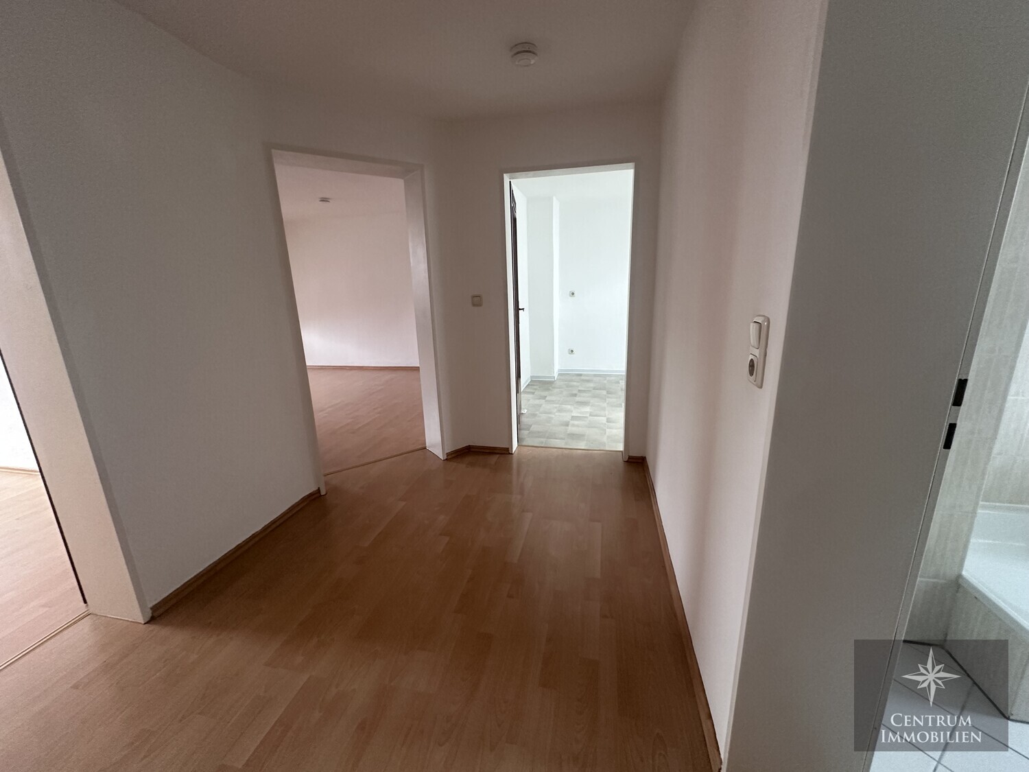 Flur - Renovierte 2-Zimmer-Dachgeschosswohnung in zentraler Lage